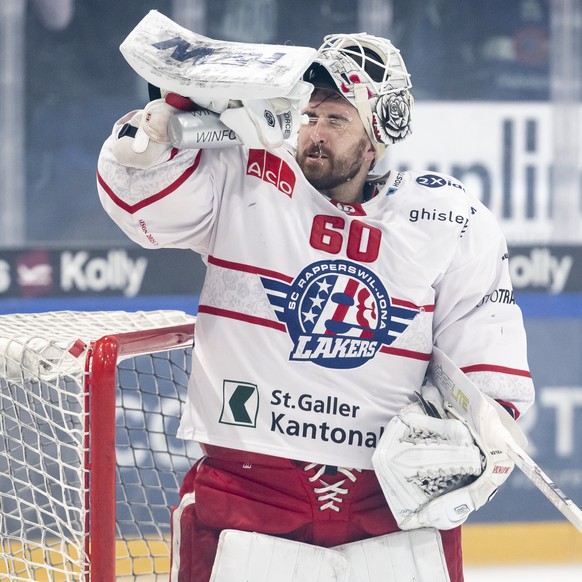 Torhueter Melvin Nyffeler (SCRJ) kuehlt sich mit Wasser ab, im funften Playoff-Viertelfinalspiel der National League zwischen dem HC Fribourg Gotteron und SC Rapperswil-Jona Lakers, am Samstag, 28. Ma ...