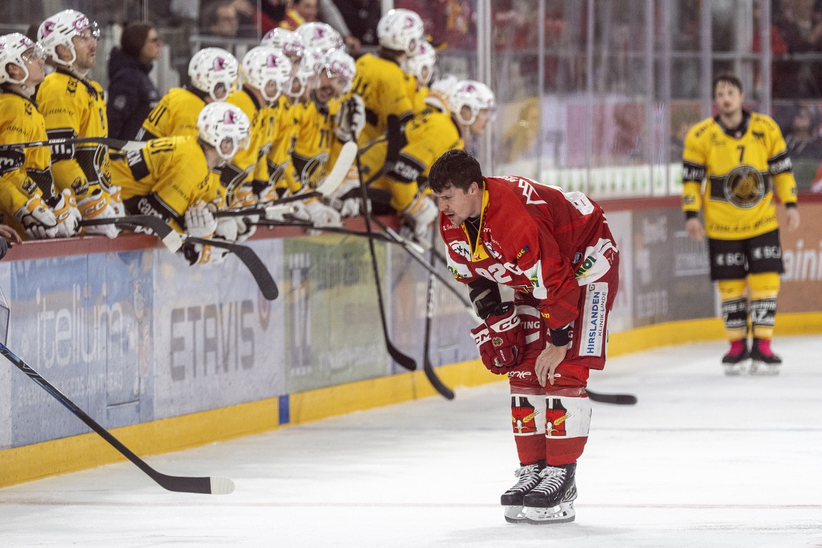 Gaetan Haas (EHCB) verlaesst angeschlagen das Eis im Spiel der Eishockey National League zwischen EHC Biel-Bienne, EHCB, und HC Ajoie, HCA, vom Freitag, 16. Oktober 2026 in Tissot Arena in Biel. (KEYS ...
