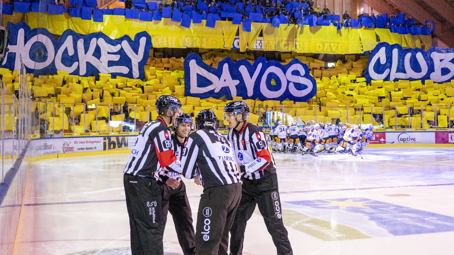 Die Schiedsrichter mit der Davoser Choreo im Hintergrund beim Einstimmen, im zweiten Eishockey Playoff-Halbfinalspiel der National League zwischen dem HC Davos und dem EV Zug, am Sonntag, 10. April 20 ...