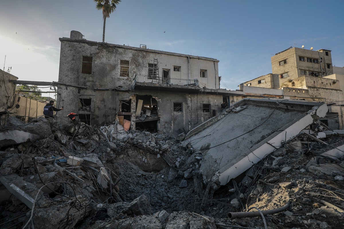 epaselect epa12028608 The destroyed building of Al Ahli Baptist hospital following an Israeli air strike in Gaza City, 13 April 2025. More than 50,900 Palestinians have been killed in the Gaza Strip,  ...