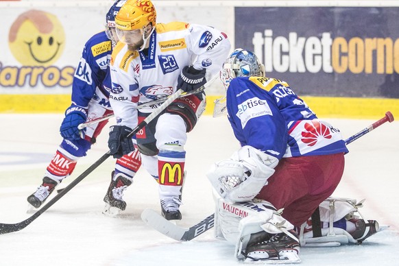 ZSC Lions Stuermer Fredrik Pettersson, Mitte, gegen EHC Kloten Torhueter Luca Boltshauser, rechts, waehrend dem Eishockey-Meisterschaftsspiel der National League zwischen dem EHC Kloten und den ZSC Li ...