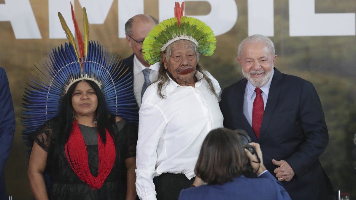 Le président brésilien Luiz Inacio Lula da Silva, à droite, posant avec le chef indigène Raoni Metuktire.