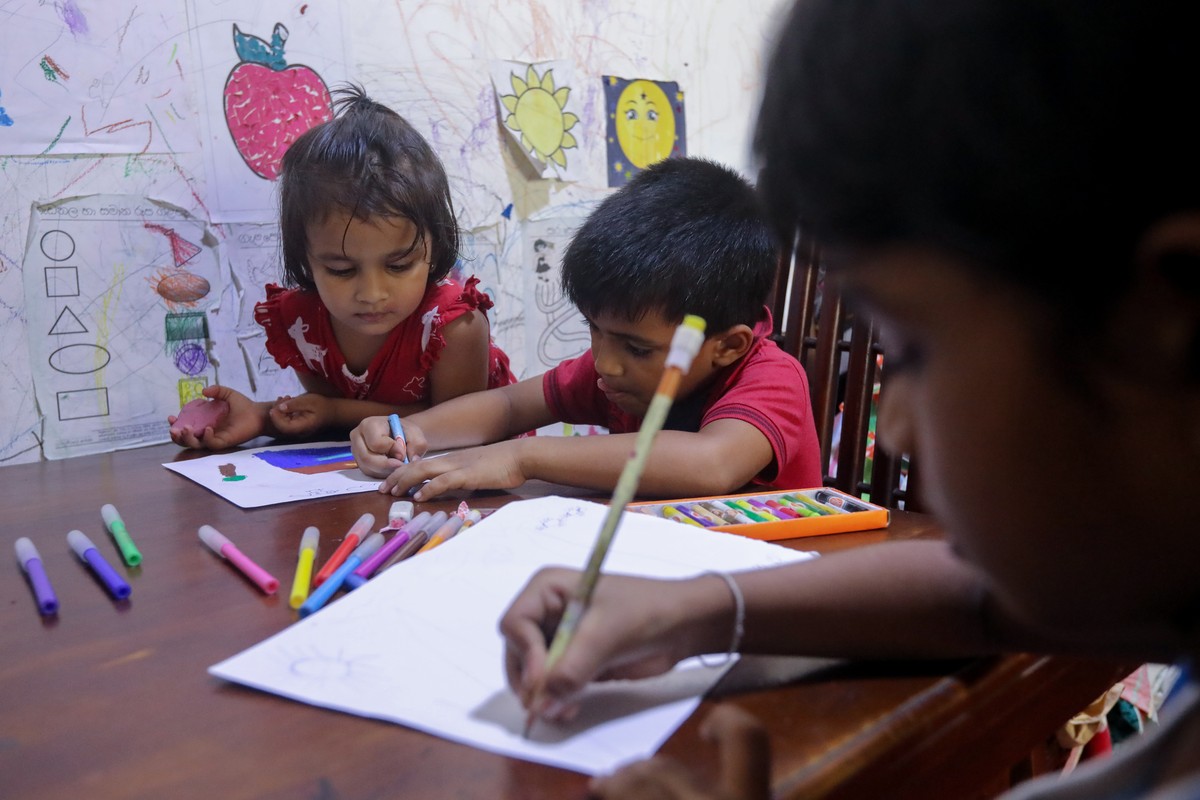 epa11055463 Sri Lankan children draw pictures in their home in Colombo, Sri Lanka, 03 January 2024. Medical specialists in Sri Lanka are raising alarms about the perilous impact of substandard station ...