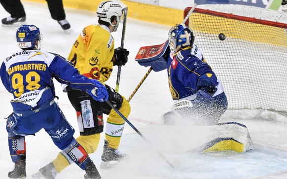 Der Berner Miro Zrydb, Mitte, bei seinem Treffer gegen den Davoser Torhueter Robert Mayer, rechts, beobachtet vom Davoser Benjamin Baumgartner, im ersten Eishockey-Pre-Playoff Qualifikationsspiel der  ...