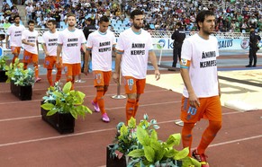 Spieler von Kempes' ehemaligem Verein Valencia unterstützen den Gaucho vor dem letzten Liga-Spiel.