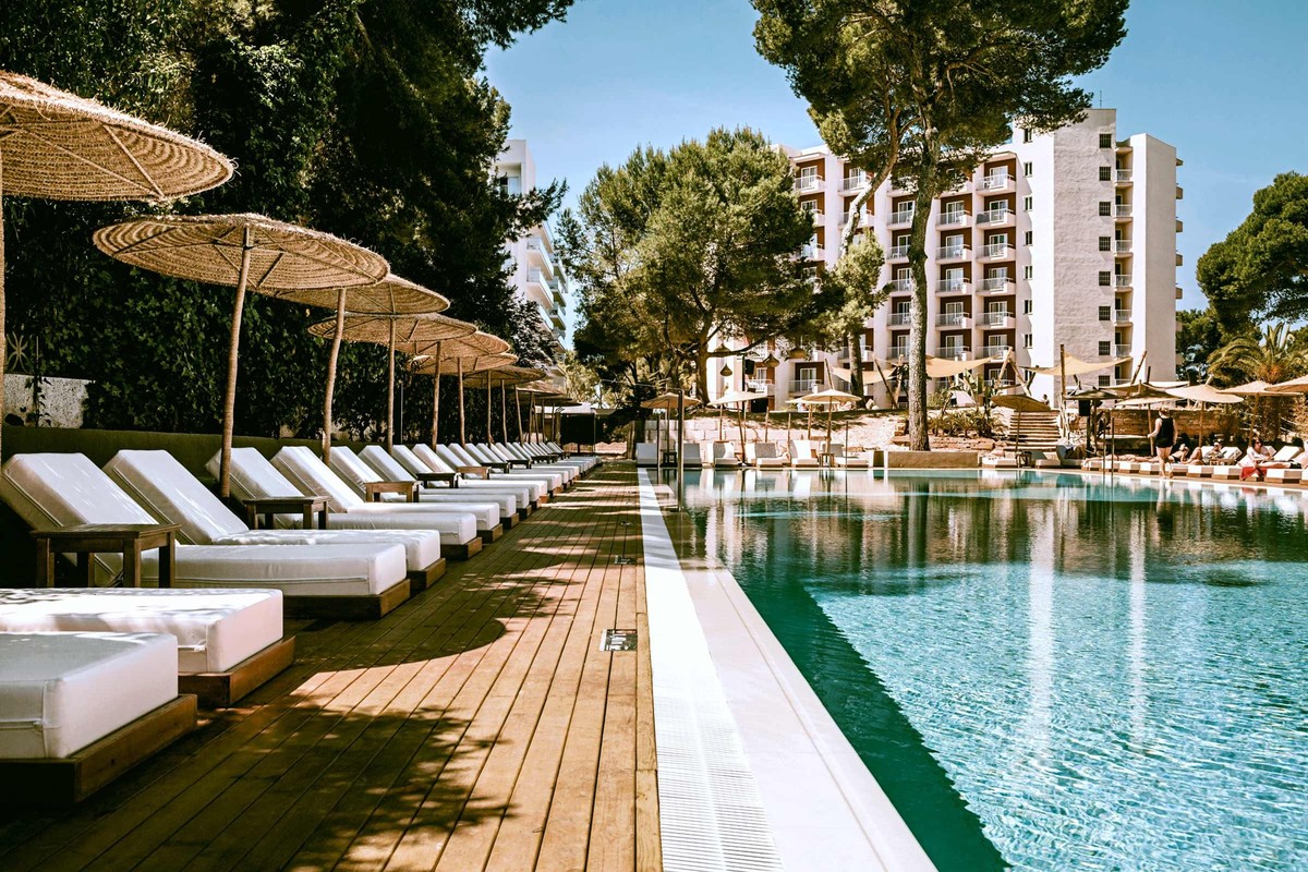 Entspanne in ruhiger Atmosphäre am Pool des Cook's Club Palma Beach.
