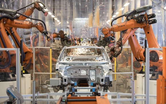 ARCHIV --- Teile eines VW Passat werden am 9. Maerz 2018 im Karosseriewerk im Volkswagen Werk Emden, Deutschland, von Robotern zusammengefuegt. (zu dpa &quot;Volkswagen-Kernmarke will bis zu 7000 Stel ...