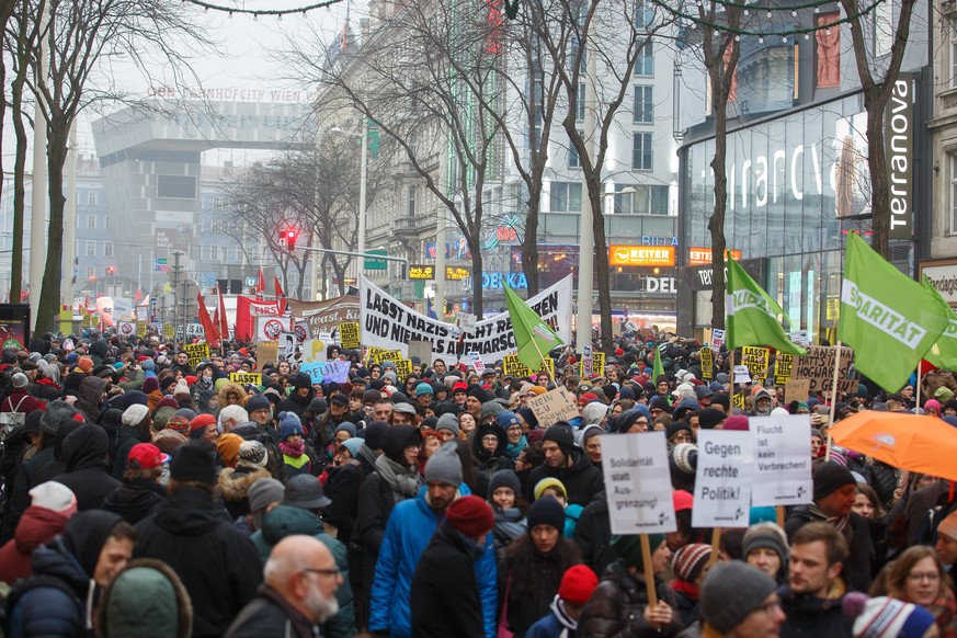 epa06436268 Protesters march during a protest against the new coalition government between Austrian Peoples Party (OeVP) and the right-wing Austrian Freedom Party (FPOe) in Vienna, Austria, 13 January ...