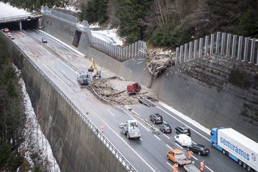 Verschuettete Autobahn A2 zwischen der Wilerplanggen und der Ripplistal-Galerie, aufgenommen am Dienstag, 23. Januar 2018. Die Schlammlawine verschuettete die A2 ueber eine Breite von 50 Metern (ca. 4 ...