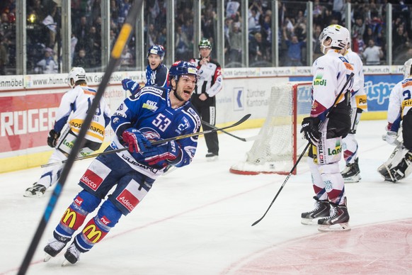 Morris Trachsler, von Zuerich jubelt zum 4:1 Tor beim Playoff-Viertelfinalspiel der National League A zwischen den ZSC Lions und dem EHC Biel-Bienne am Samstag, 14. Maerz 2015, im Hallenstadion in Zue ...