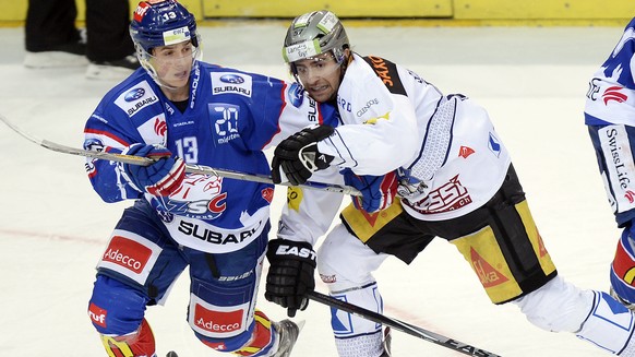 Der Zuercher Denis Malgin, links, gegen den Zuger Fabian Schnyder, rechts, beim Eishockey Meisterschaftsspiel der National League A zwischen den ZSC Lions und dem EV Zug am Freitag, 4. Dezember 2015, ...