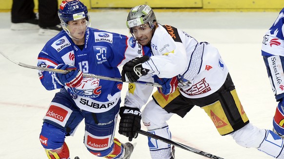 Der Zuercher Denis Malgin, links, gegen den Zuger Fabian Schnyder, rechts, beim Eishockey Meisterschaftsspiel der National League A zwischen den ZSC Lions und dem EV Zug am Freitag, 4. Dezember 2015,  ...