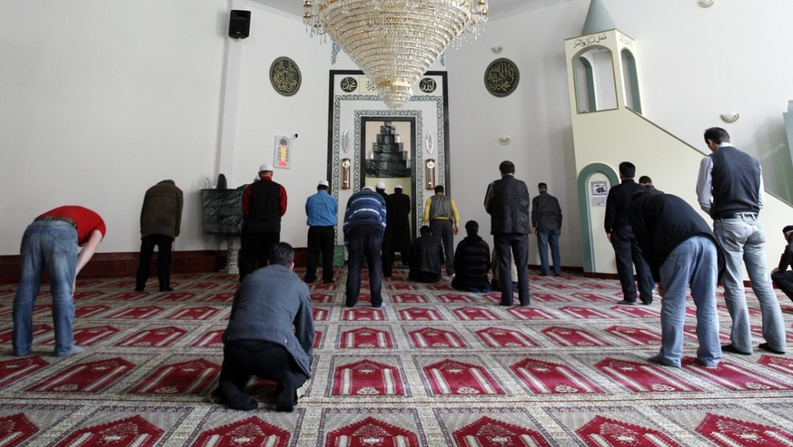 Gläubige beten in der Moschee des Islamisch-Albanischen Vereins in Winterthur.<br data-editable="remove">