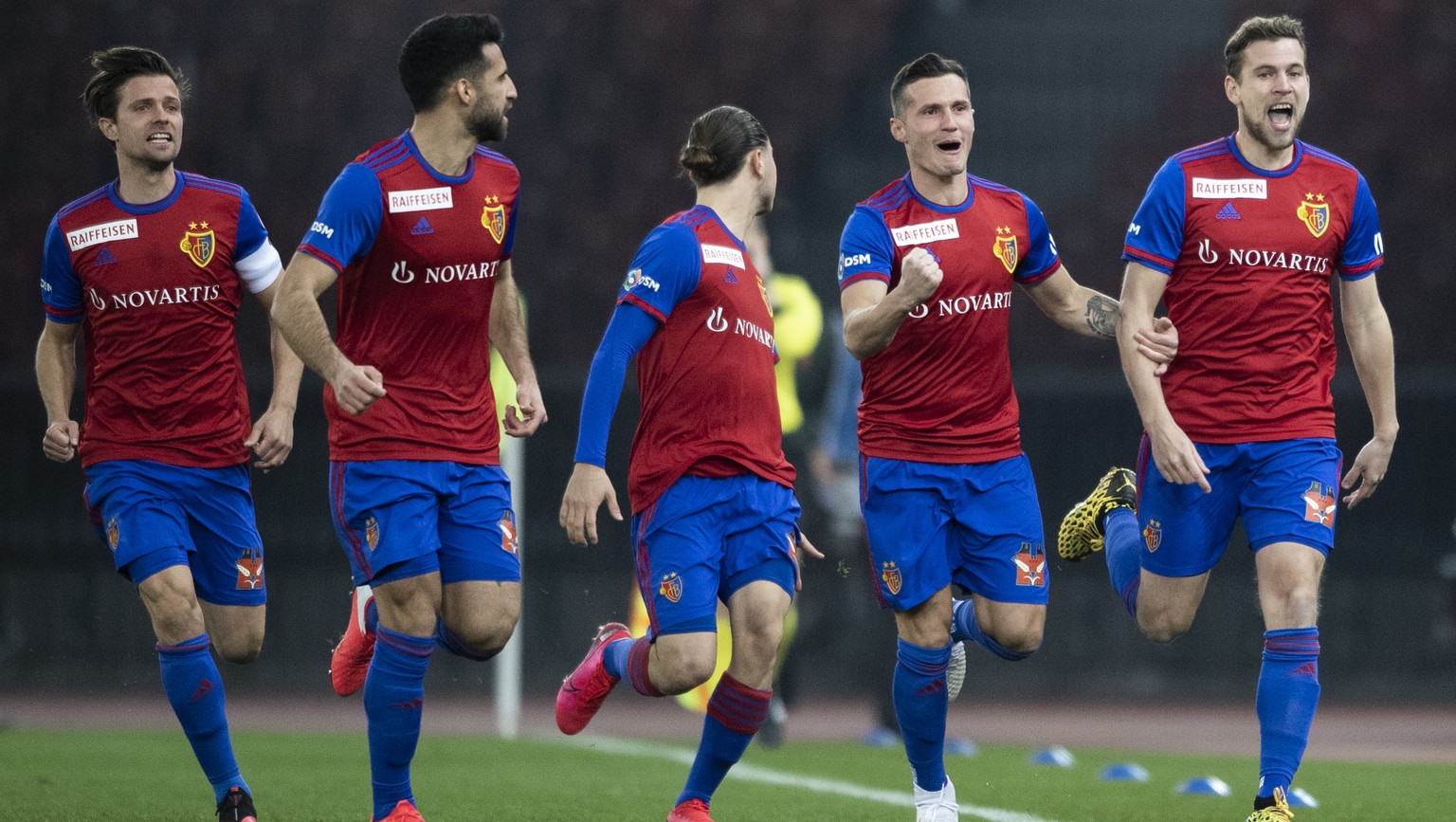 Basels Fabian Frei, rechts, jubelt nach seinem 1:0 Tor im Fussball Meisterschaftsspiel der Super League zwischen dem FC Zuerich und dem FC Basel 1893 im Letzigrund, am Samstag, 8. Februar 2020 in Zuer ...