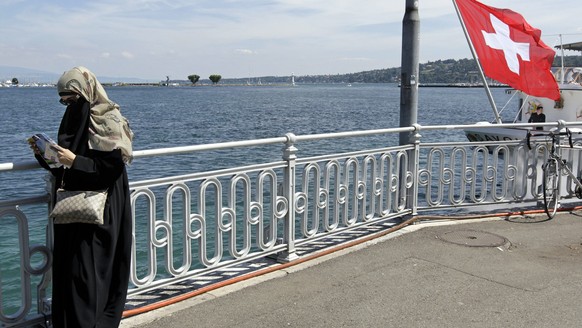 ARCHIV - ZUR WINTERSESSION 2019 MIT DEM THEMA VERHUELLUNGSVERBOT, STELLEN WIR IHNEN FOLGENDES BILDMATERIAL ZUR VERFUEGUNG - A veiled woman looks at a map on the bank of the Geneva Lake, in Geneva, Swi ...