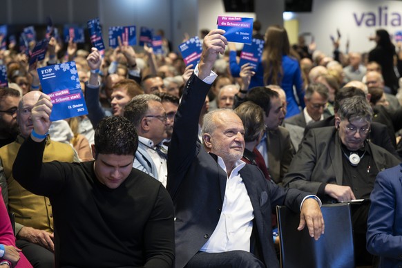 Alt-Nationalrat Filippo Leutenegger hebt die Stimmkarte an der Delegiertenversammlung der FDP, am Samstag, 18. Oktober 2025, in Bern. (KEYSTONE/Peter Schneider)
