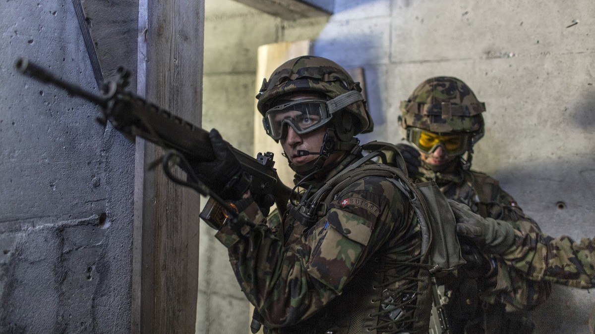 Grenadier recruits search a house, pictured during an exercize within the framework of the explosives training of the Swiss Armed Forces grenadier recruit school in Isone, canton of Ticino, Switzerlan ...
