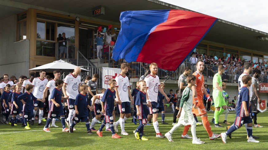 Die Mannschaften betreten das Spielfeld vor der ersten Runde des Schweizer Fussball Cups zwischen dem FC Allschwil und dem FC Sion im Brueel in Allschwil am Samstag, 17. August 2019. (KEYSTONE/Georgio ...