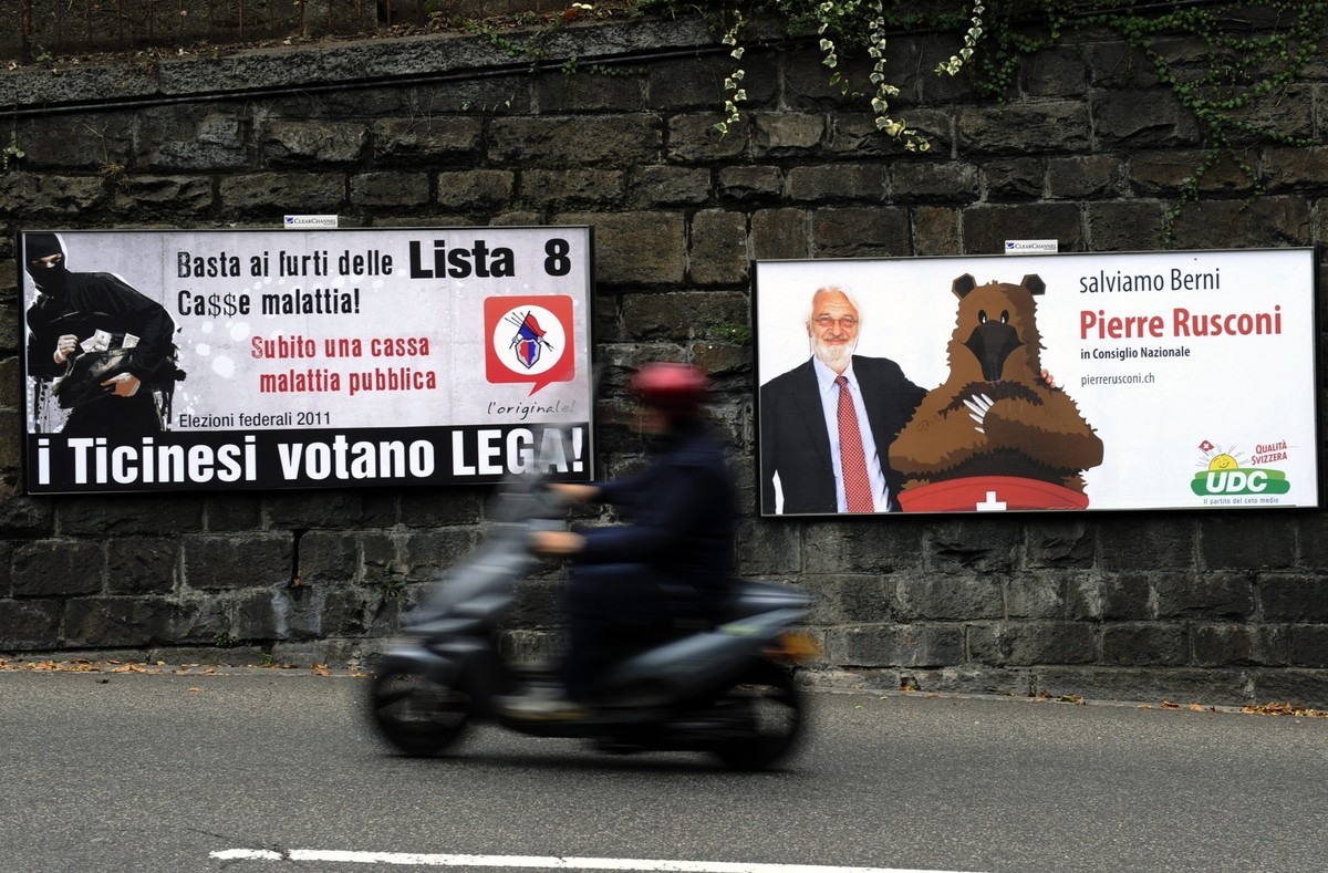 Wahlplakate der Lega dei Ticinesi, links, und der tessiner SVP, aufgenommen am Freitag, 14. Oktober 2011, in Lugano. Die eidgenoessischen Wahlen finden am 23. Oktober 2011 statt. (KEYSTONE/Karl Mathis ...