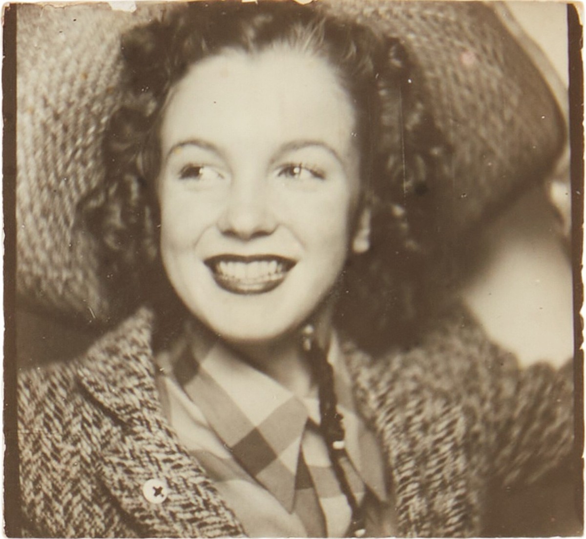 This photobooth portrait shows a 14-year-old Norma Jeane Mortenson (Marilyn Monroe) around 1940 in California, years before she signed her first studio contract or dyed her hair platinum blonde.

Foto ...