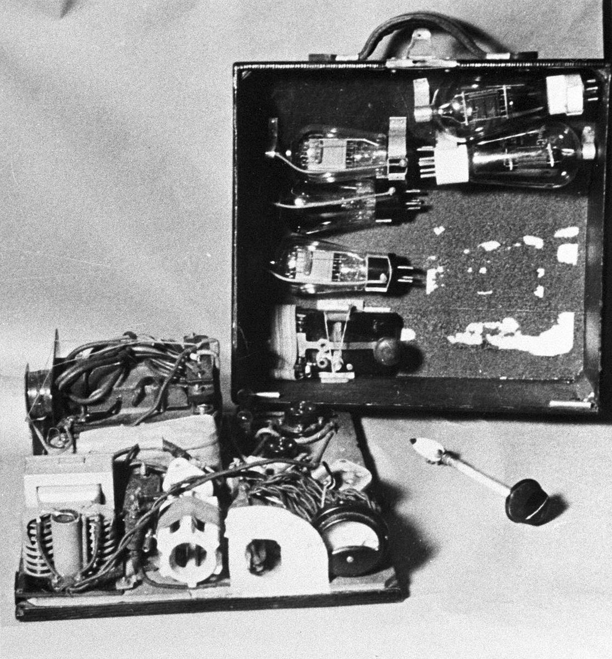 L’appareil radiophonique, sécurisé par la police.
http://onlinearchives.ethz.ch/md/52f507f2859e4f66abebcfe12705d183