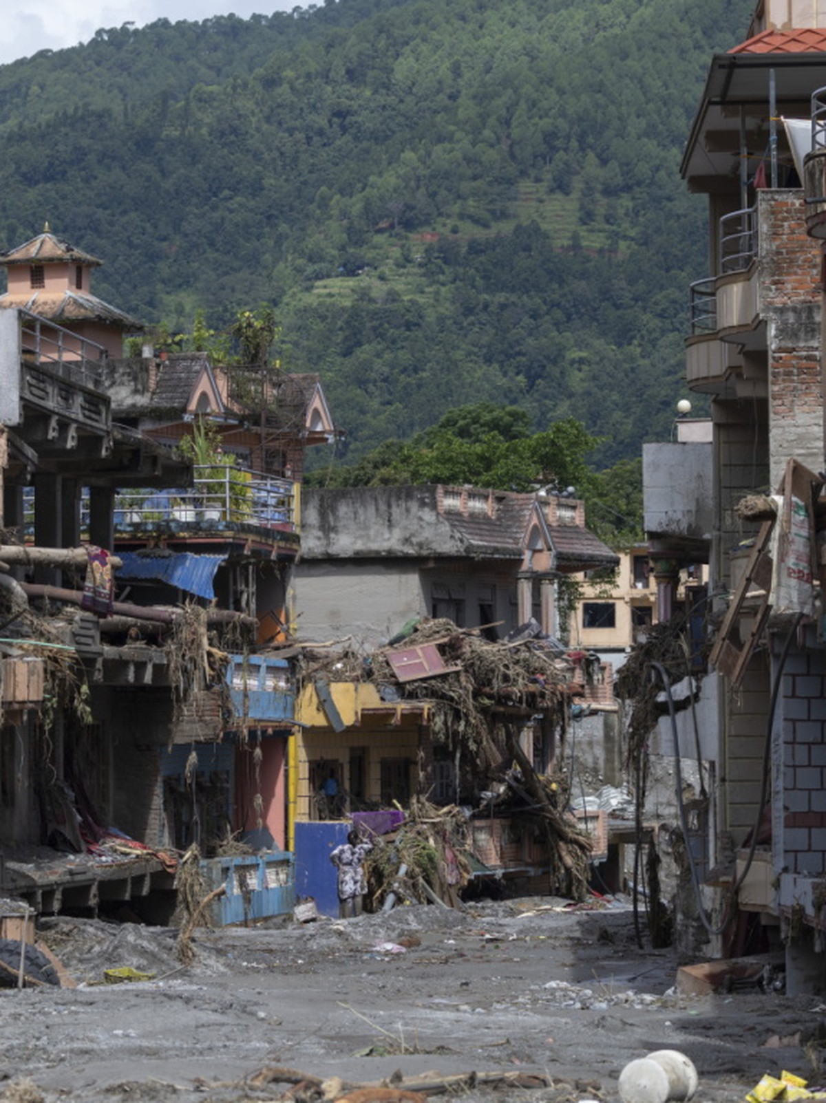 Le puissant mur d'eau et de boue qui a submergé mercredi matin une région frontalière entre le Népal et le Tibet en territoire chinois a balayé des villages entiers et coûté la vie à 472 personne ...