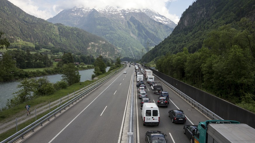 Stau vor dem Gotthard Nordportal bei Silenen, am Freitag, 18. Mai 2018. Auf der Gotthard-Route stauten sich die Fahrzeuge seit dem Freitagvormittag. In Richtung Sueden wuchs der Stau seit dem Vormitta ...