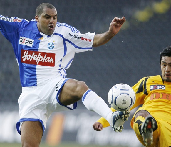 Der Berner Tiago Calvano, rechts, im Duell mit dem Zuercher Ailton im Fussballspiel der Super League zwischen dem BSC Young Boys und dem Grasshopper-Club Zuerich am Samstag, 31. Maerz 2007, in Bern. ( ...