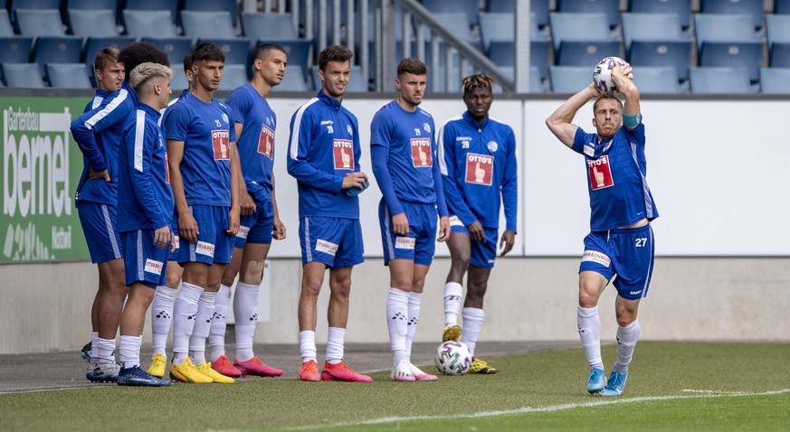 Christian Schwegler, rechts, von Luzern bei einem Einwurf beim Testspiel zwischen dem FC Luzern und dem FC Schaffhausen vom Samstag, 6. Juni 2020 in Luzern. (KEYSTONE/Urs Flueeler)