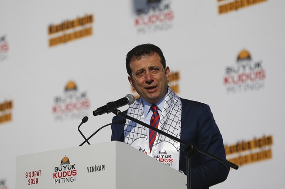 Istanbul Mayor Ekrem Imamoglu addresses tens of thousand pro-Palestinian Turkish demonstrators taking part in a rally to protest against U.S. President Donald Trump&#039;s proposed Middle East peace p ...