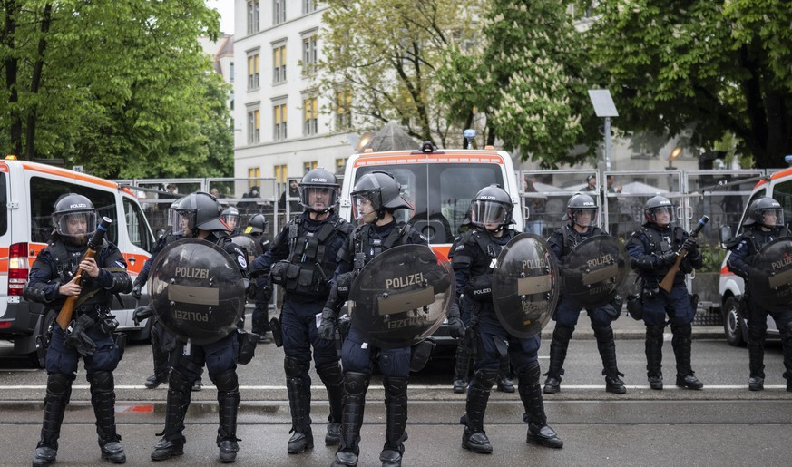 Polizisten sicher den Bereich an der Nachdemonstration vom 1. Mai-Umzug, am Tag der Arbeit im Zeichen der &quot;feministischen Revolution&quot; in Zuerich, aufgenommen am Montag, 1. Mai 2023. (KEYSTON ...