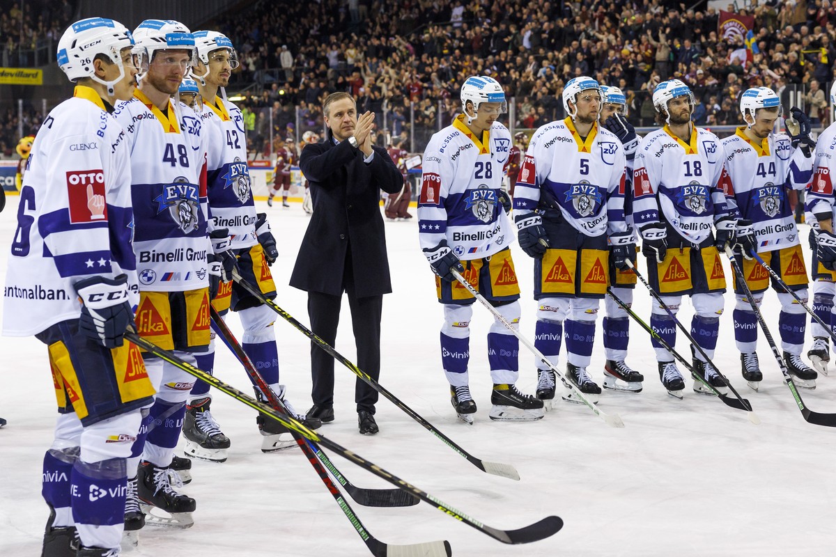 Zug's Head coach Dan Tangnes, centre, and his players greet their supporters after losing against the team Geneve-Servette, during the Fifth leg of the National League Swiss Championship semifina ...