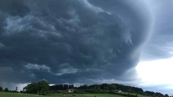 Gewitterzellen ziehen über die Schweiz – in Basel haben sie für ein spektakuläres Wolken-Band über dem Rhein gesorgt
So sah es in der Zentralschweiz aus