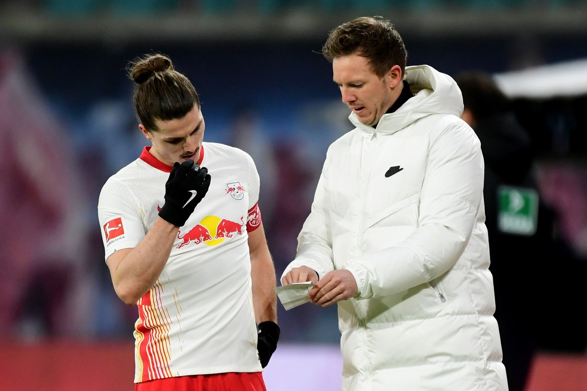 epa08975818 Leipzig's head coach Julian Nagelsmann (R) points to a note next to Leipzig's Marcel Sabitzer (L) during the German Bundesliga soccer match between RB Leipzig and Bayer 04 Leverk ...