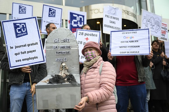 Des journaliste de Tamedia Suisse romande brandissent des pancartes lors d&#039;une manifestation faisant suite a la reorganisation et l&#039;annonce de licenciements du groupe de media Tamedia Suisse ...