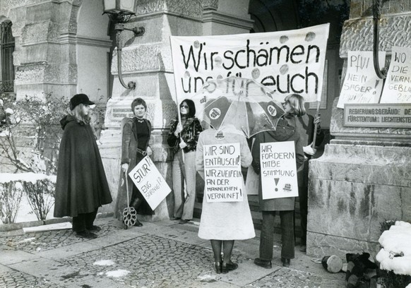 Frauen demonstrieren in Vaduz anlässlich der Ablehnung des Frauenstimmrechts am 28. Februar 1971.
Liechtensteinisches Landesarchiv, B 26/005/012, Foto: Peter Ospelt