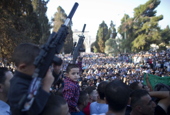 Am Eid al-Fitr, dem Fest am Ende des Fastenmonats Ramadan, gehen in Jerusalem Zehntausende auf die Strasse, um gegen die israelische Militäroffensive im Gaza-Streifen zu demonstrieren.