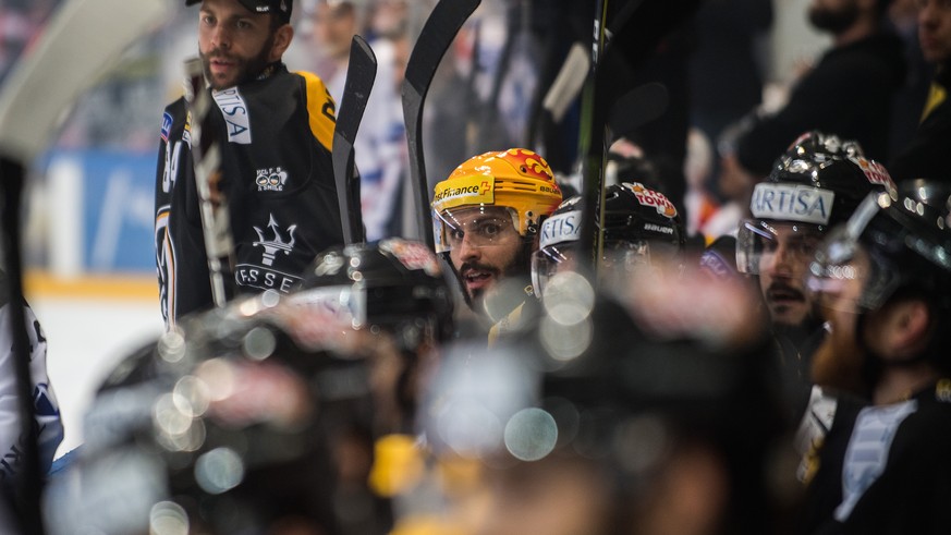 Lugano’s player Maxime Lapierre, centre, reacts during the first match of the playoff final of the National League between HC Lugano and ZSC Lions, at the ice stadium Resega in Lugano, on Thursday, Ap ...