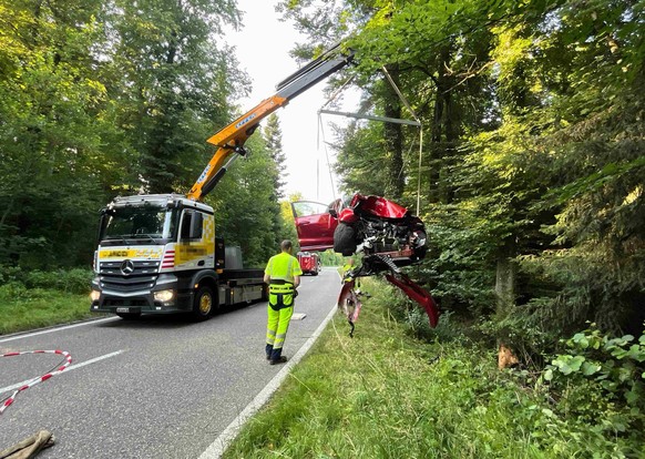 Boningen: Auto prallt bei Selbstunfall in Baum – Autolenkerin schwer verletzt (Zeugenaufruf)