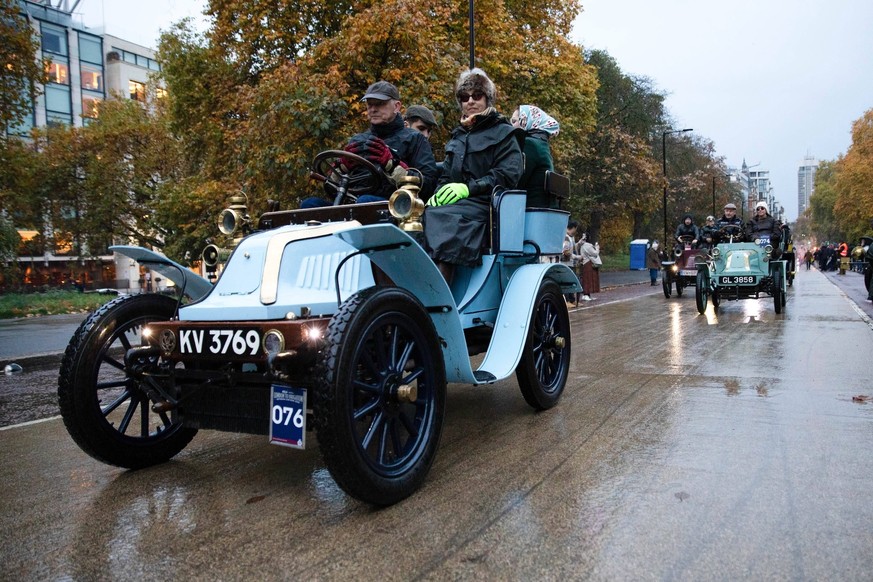 RAC London to Brighton Veteran Car Run - 02 Nov 2025 A 1901 Darracq starts a veteran car run. The annual RAC London to Brighton Veteran Car Run, founded in 1896, is the world s longest-running motorin ...