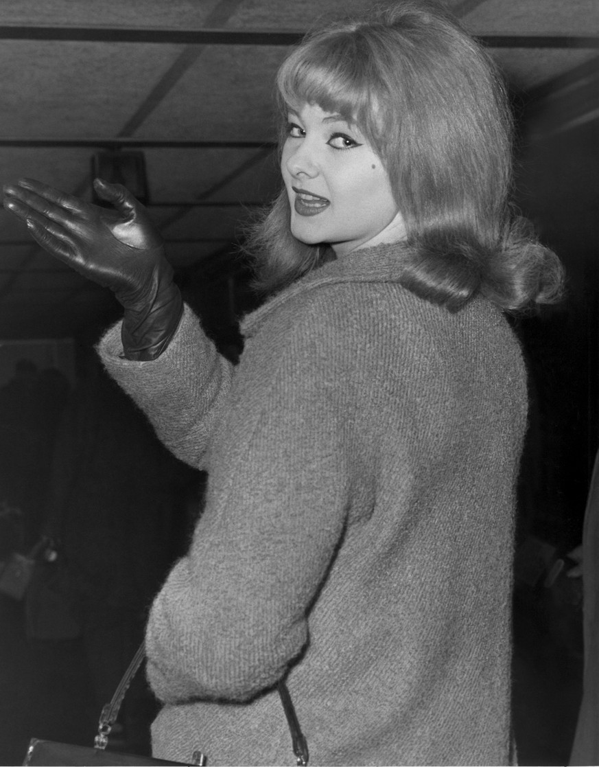 Mandy Rice-Davies im Januar 1964, die Laune ist blendend.