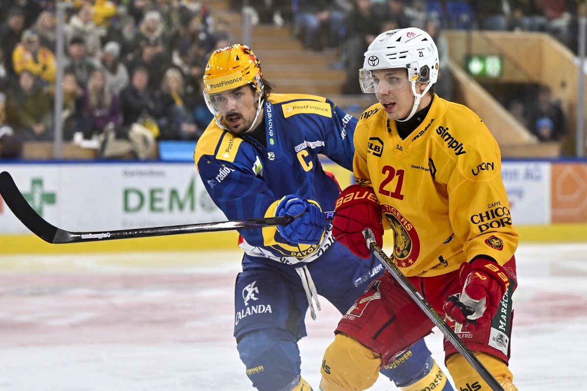 PostFinance Top Scorer Matej Stransky (HCD) gegen Bastian Guggenheim (SCL), von links, im Eishockey Spiel der National League zwischen HC Davos, HCD und SCL Tigers, SCL, am Samstag, 25. Oktober 2025,  ...