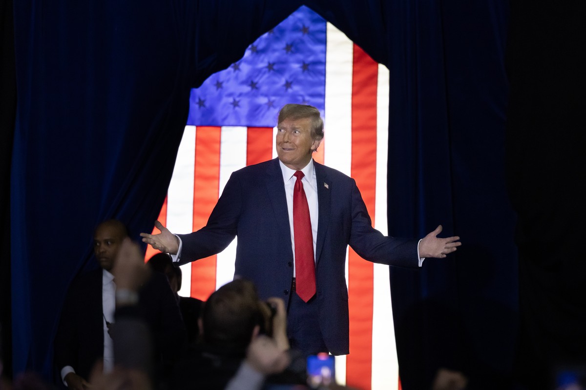 epa11092991 Former US President Donald J. Trump enters to applause at a campaign rally at SNHU Arena in Manchester, New Hampshire, USA, 20 January 2024. The New Hampshire primary is held on 23 January ...