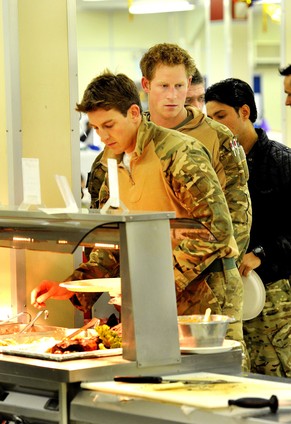 Anstehen in der Kantine des Camp Bastion in Afghanistan: Prinz Harry im Dezember 2012.
