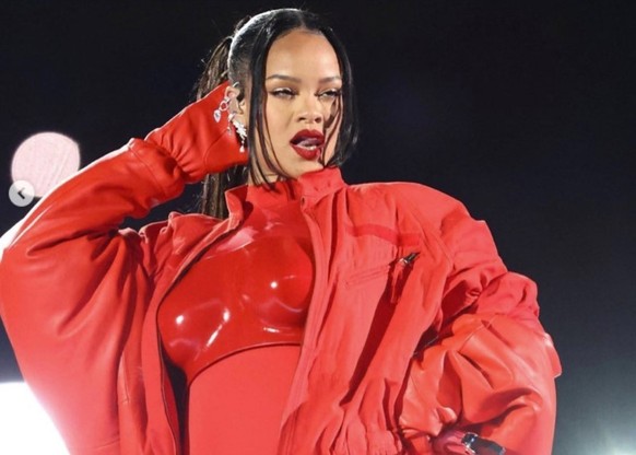 Die besten Super Bowl Memes zu Rihannas Halbzeitshow