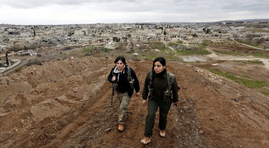 Kämpferinnen der YPG patrouillieren in der Nähe der Stadt Kobane.