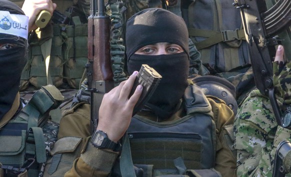 epa10359276 Fighters belonging to the Lion's Den group of the Al-Qassam Brigades march during preparations for the December 14 celebration of the 35th founding anniversary of Hamas, in the N...