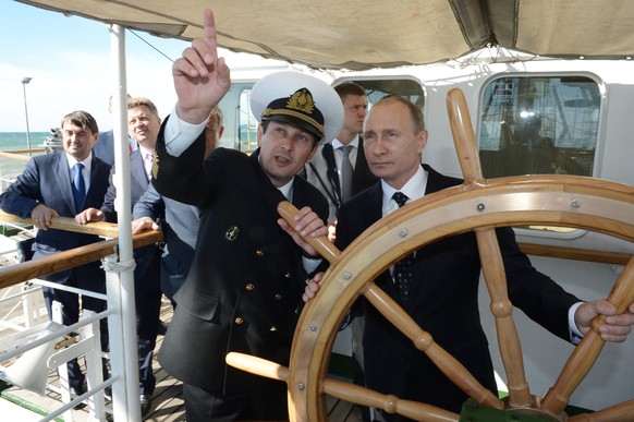 epa05554551 Russian President Vladimir Putin (R) visits the &#039;Nadezhda&#039; tall ship in Sochi, Russia, 24 September 2016. EPA/ALEXEY NIKOLSKY / SPUTNIK / KREM MANDATORY CREDIT