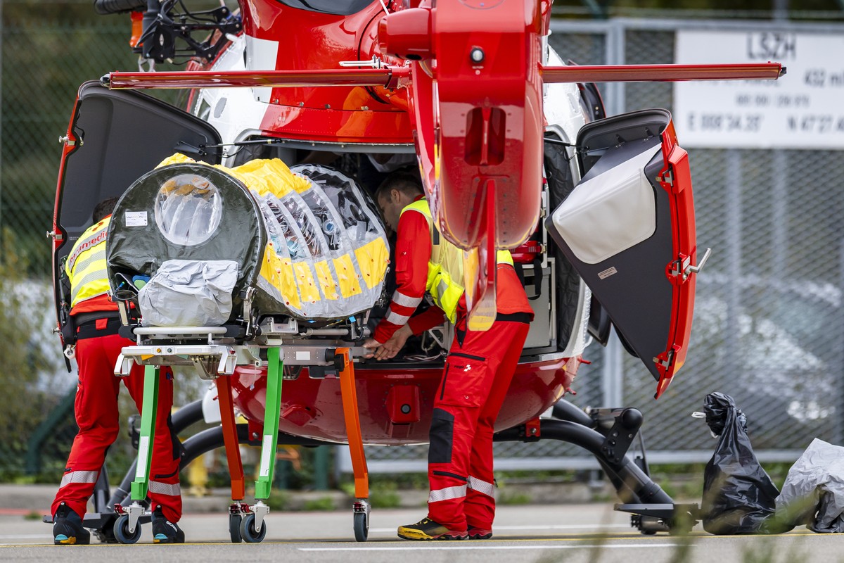 epa13332691 A patient is being transferred in an isolation unit from a rescue aircraft to a rescue helicopter of Swiss Air Rescue (Rega) at Zurich Airport in Zurich, Switzerland, 26 October 2026. The  ...