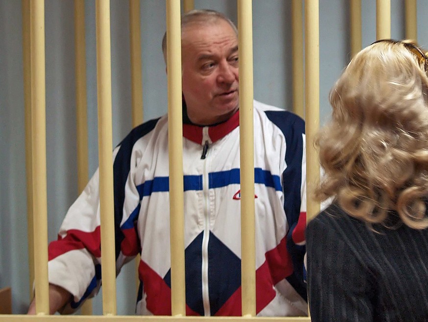 epa06746496 (FILE) - Sergei Skripal (L) talks from a defendants cage to his lawyer during a hearing at the Moscow District Military Court in Moscow, Russia, 09 August 2006 (reissued 18 May 2018). Acco ...